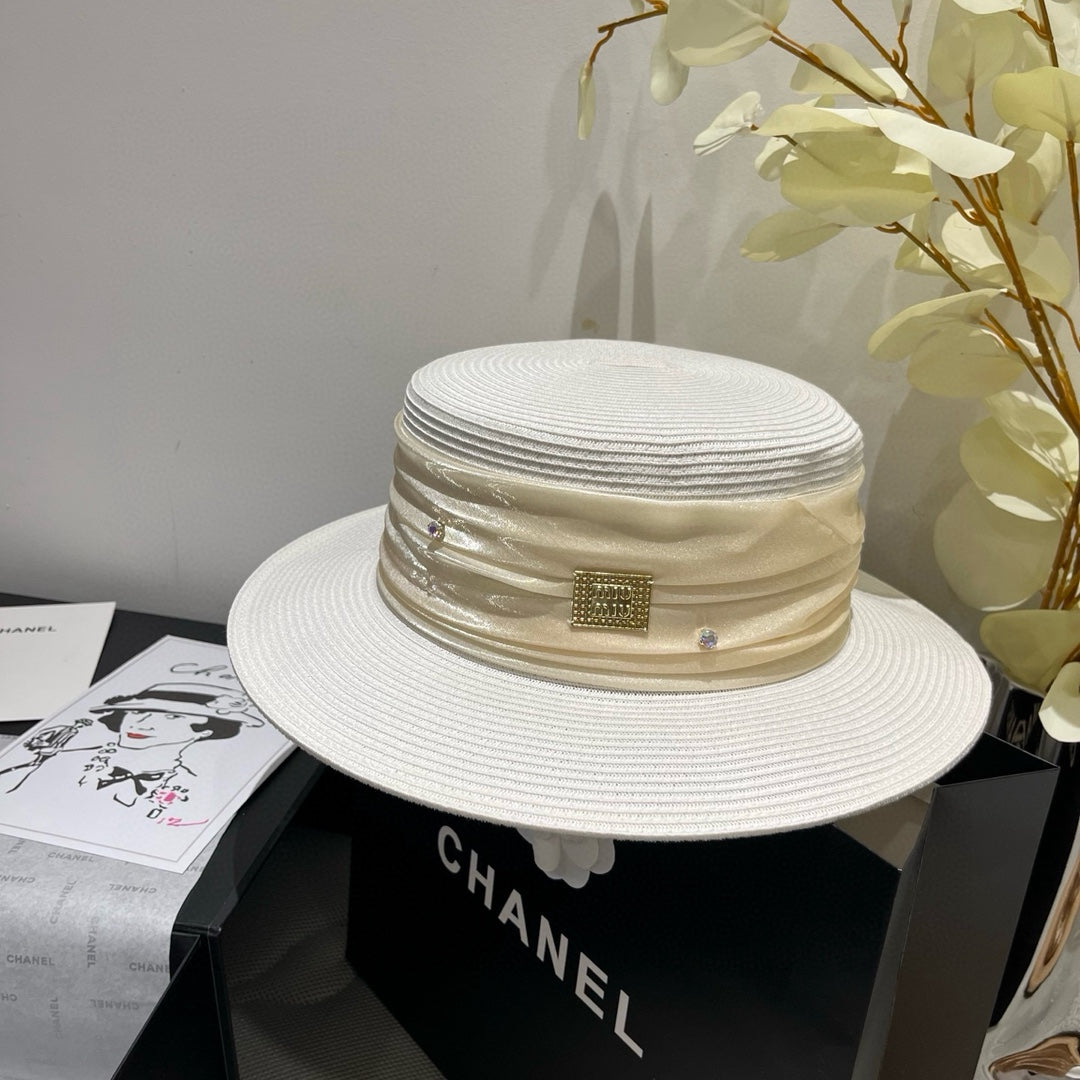 MM STRAW HAT IN WHITE WITH RHINESTONE EMBELLISHED