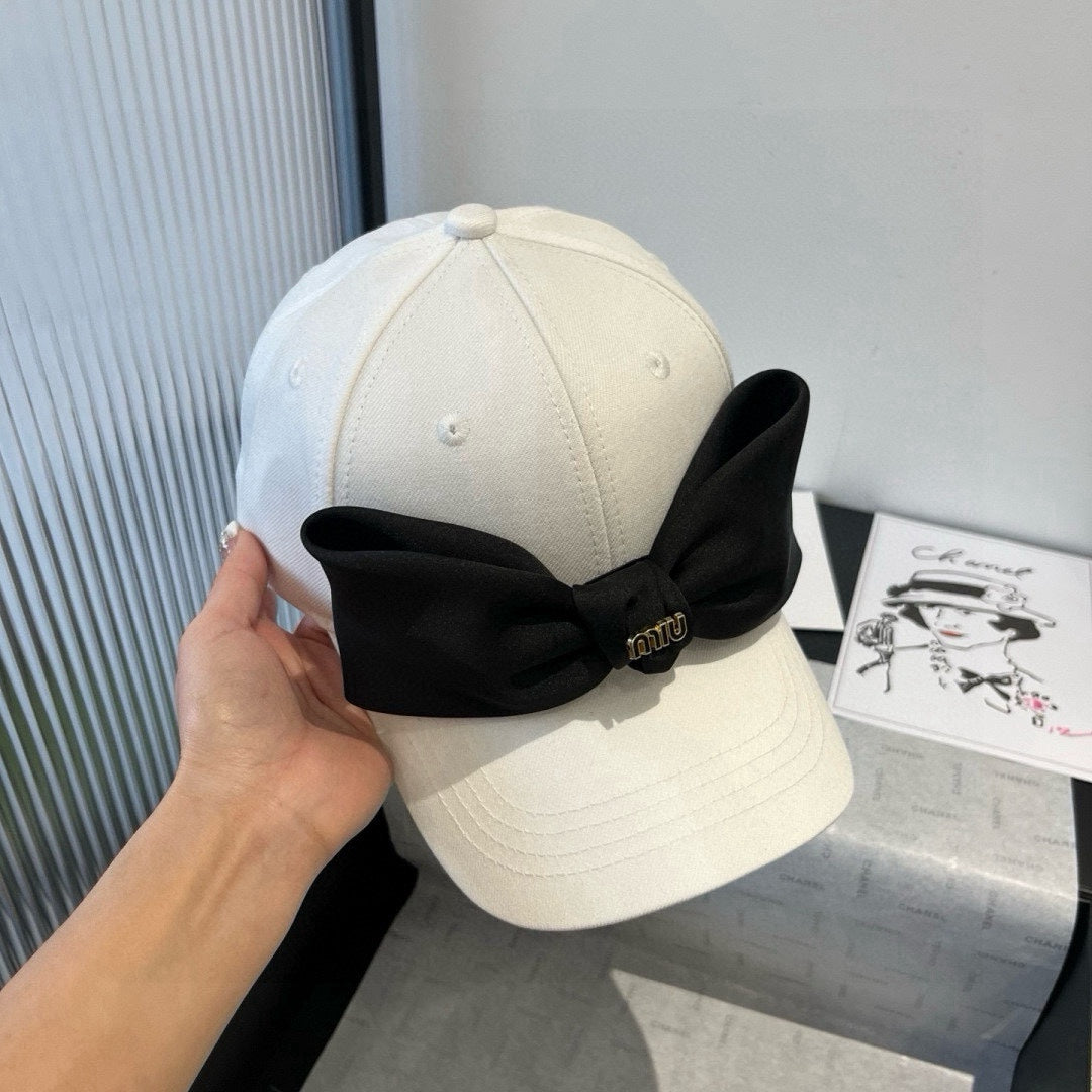 MM BASEBALL CAP IN WHITE FABRIC WITH LARGE BLACK BOW