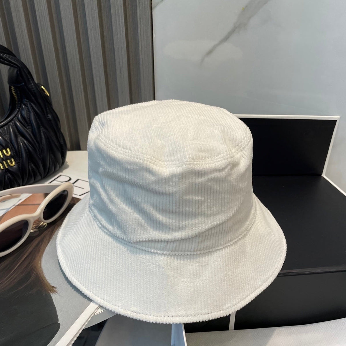 MM BUCKET IN WHITE VELVET WITH LOGO