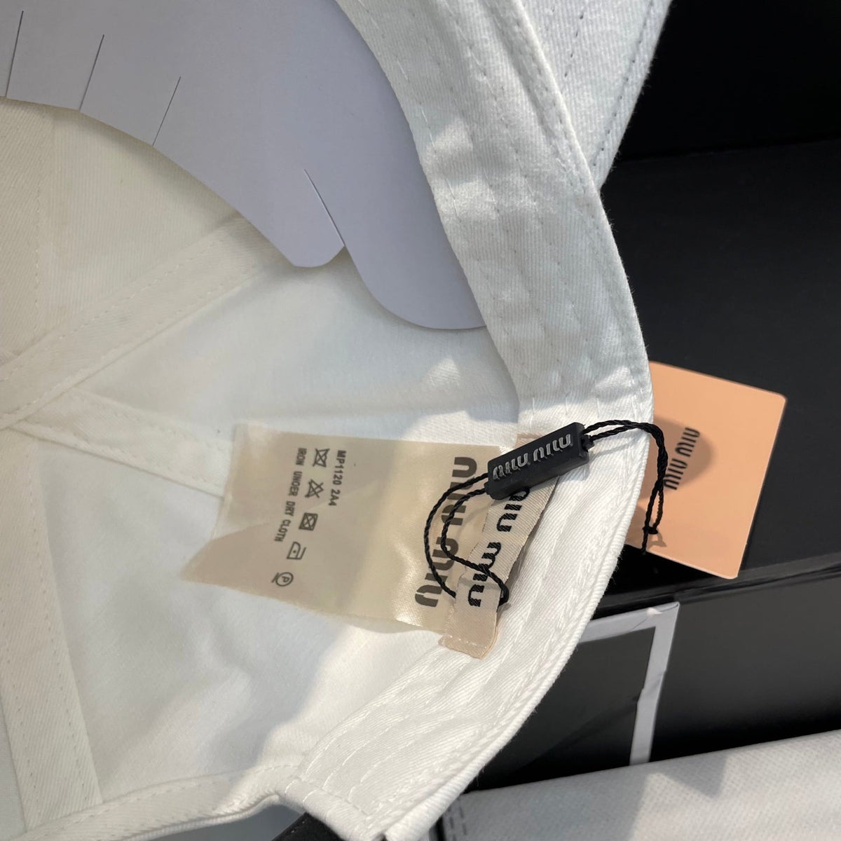 MM BASEBALL CAP IN WHITE FABRIC BRAND EMBROIDERY