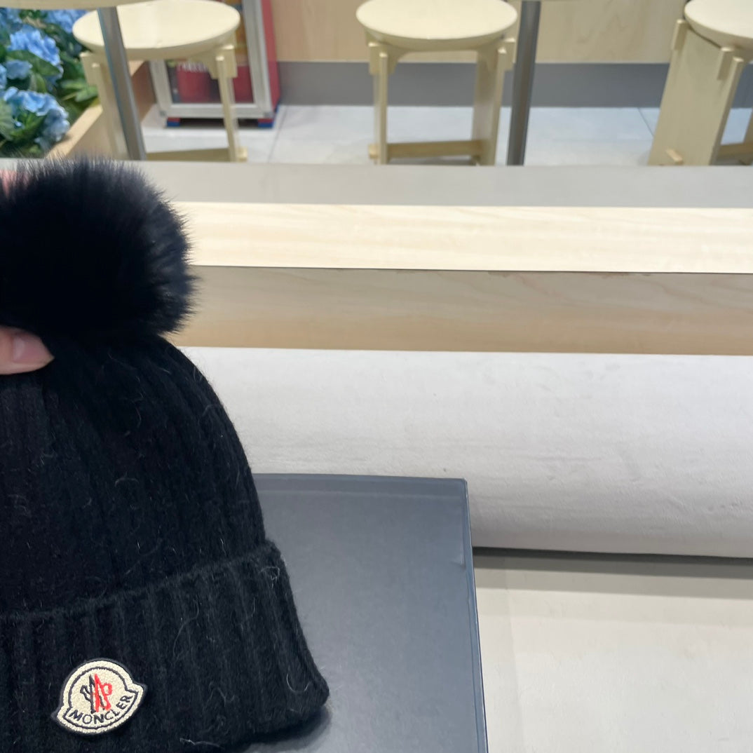 BEANIE HAT IN BLACK WOOL WITH POM POM 438105