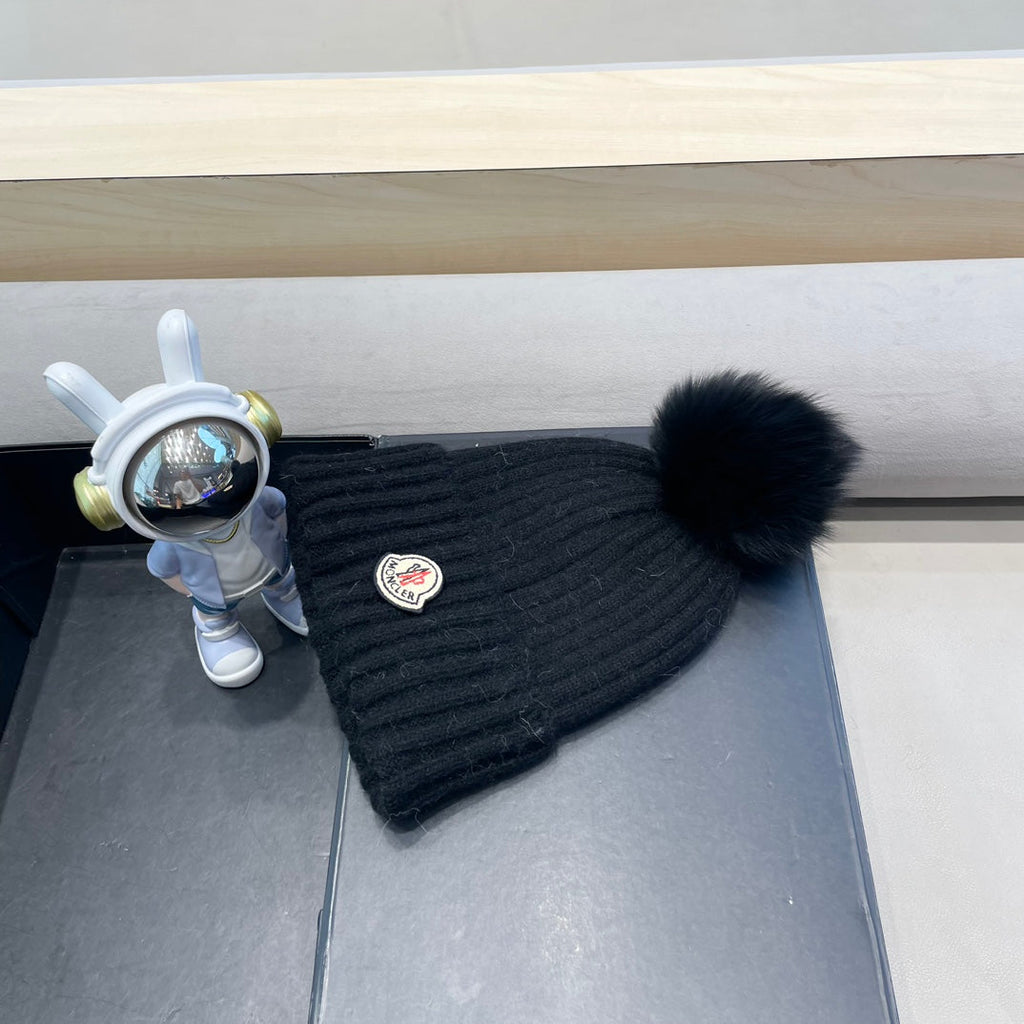 BEANIE HAT IN BLACK WOOL WITH POM POM 438105