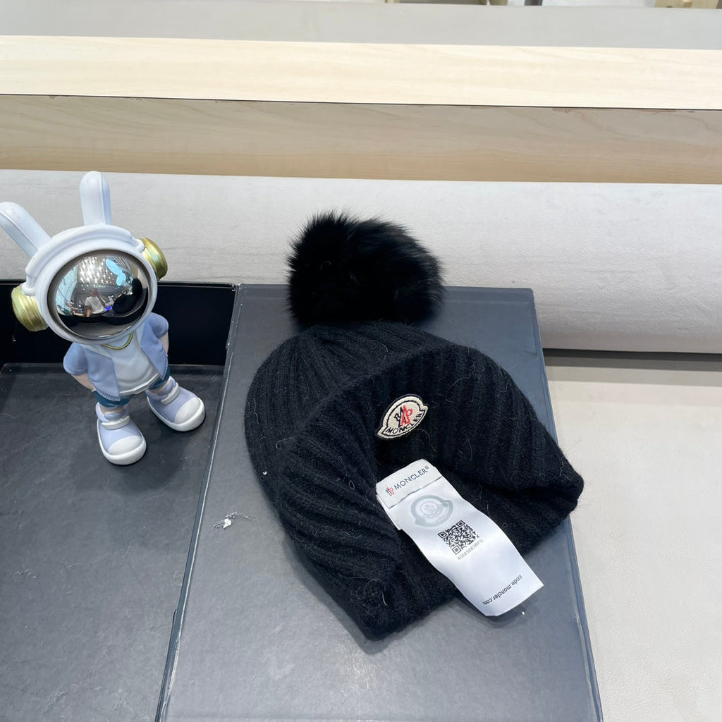 BEANIE HAT IN BLACK WOOL WITH POM POM 438105