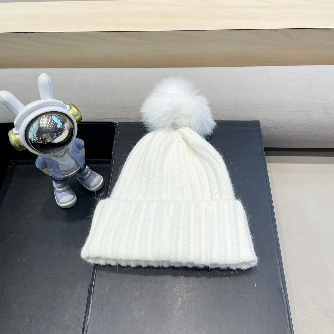 BEANIE HAT IN WHITE WOOL WITH POM POM 438106