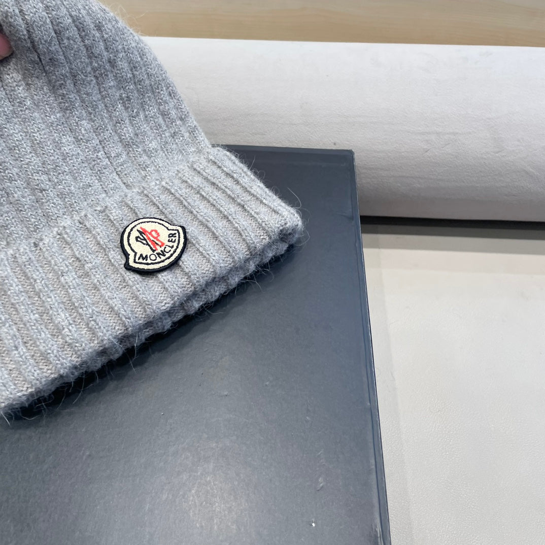 BEANIE HAT IN ASH GRAY WOOL WITH POM POM 438107