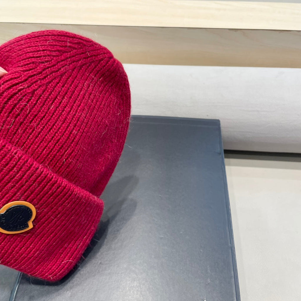 BEANIE HAT IN CHERRY RED WOOL 438124