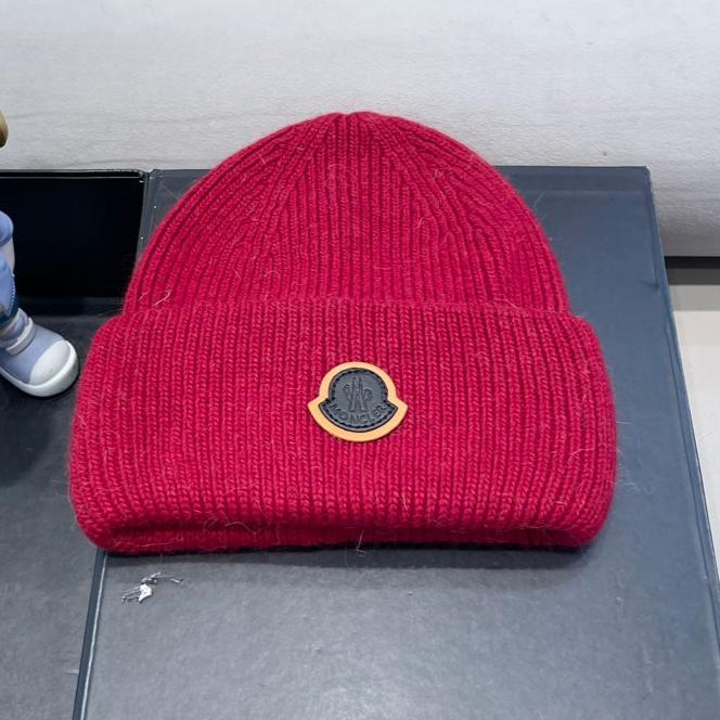 BEANIE HAT IN CHERRY RED WOOL 438124