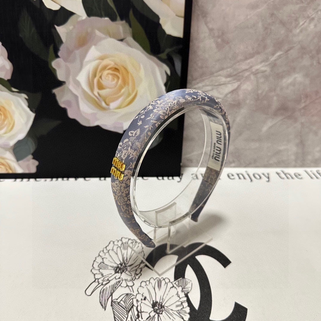 HEADBAND WITH GARNITURE PRINT IN LAVENDER GRAY SILK 432824