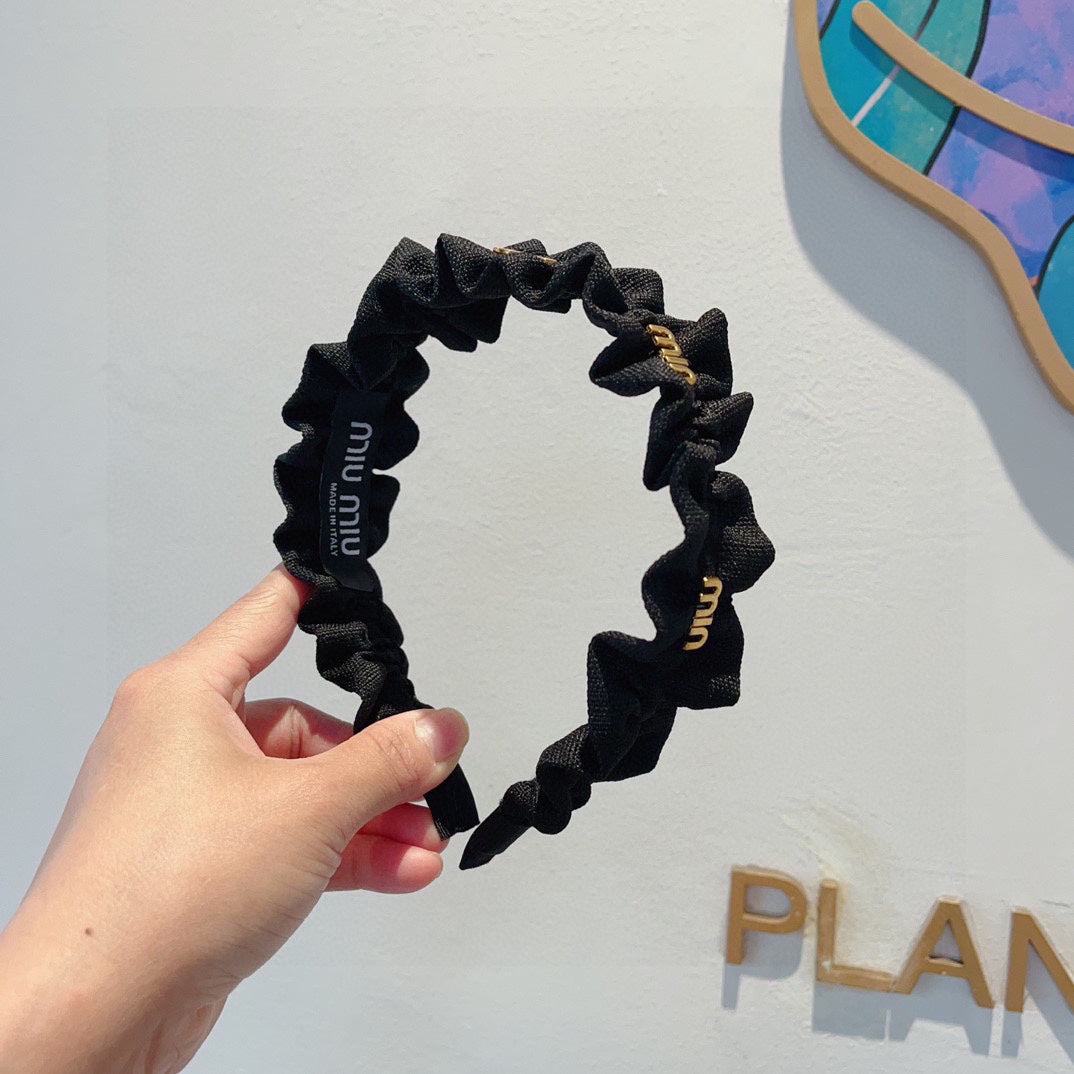 HAIRBAND IN BLACK WRINKLED NYLON GOLD LOGO 415930