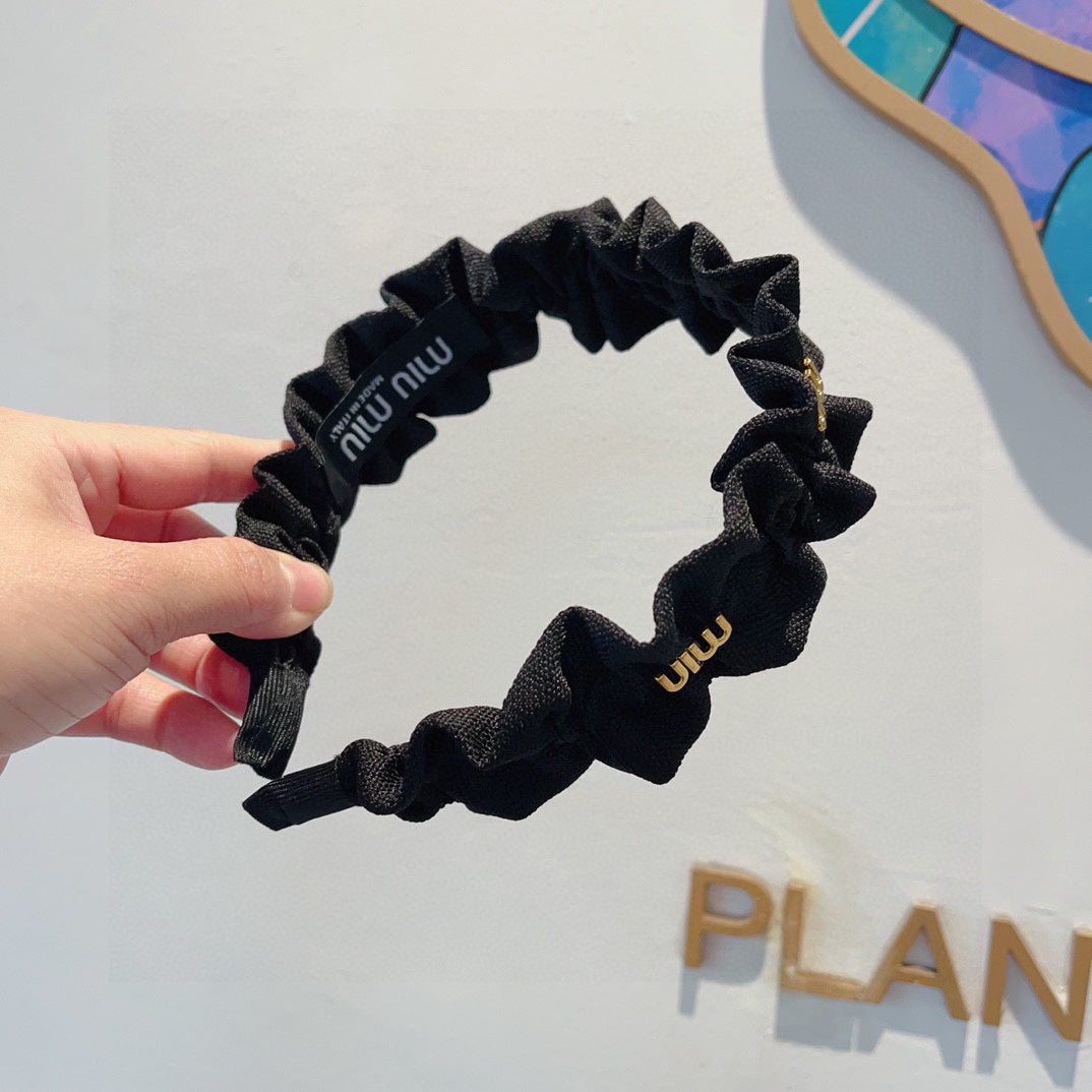 HAIRBAND IN BLACK WRINKLED NYLON GOLD LOGO 415930