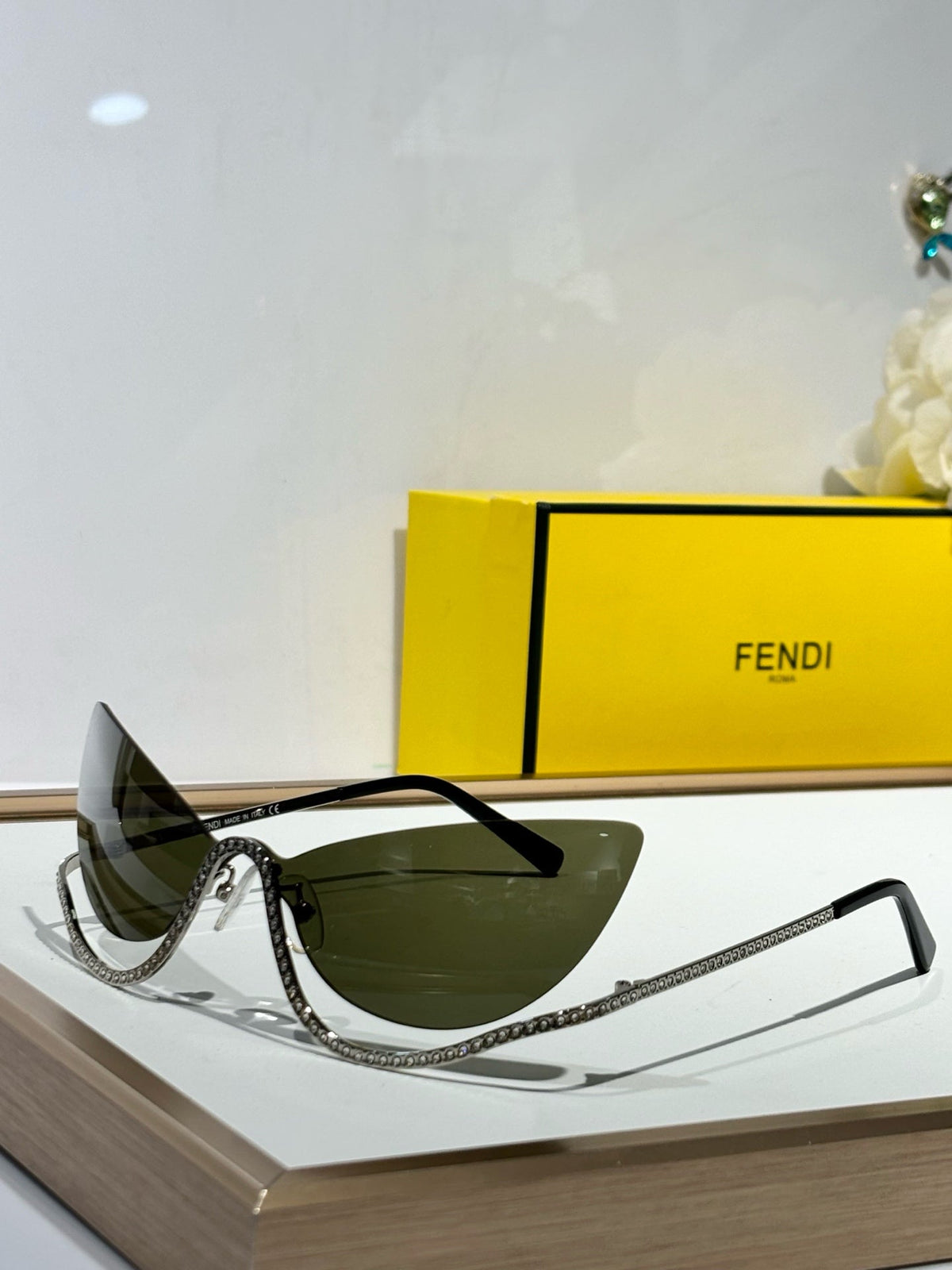 CRYSTAL STUDDED CAT-EYE FRAME SUNGLASSES FE40158 IN METAL