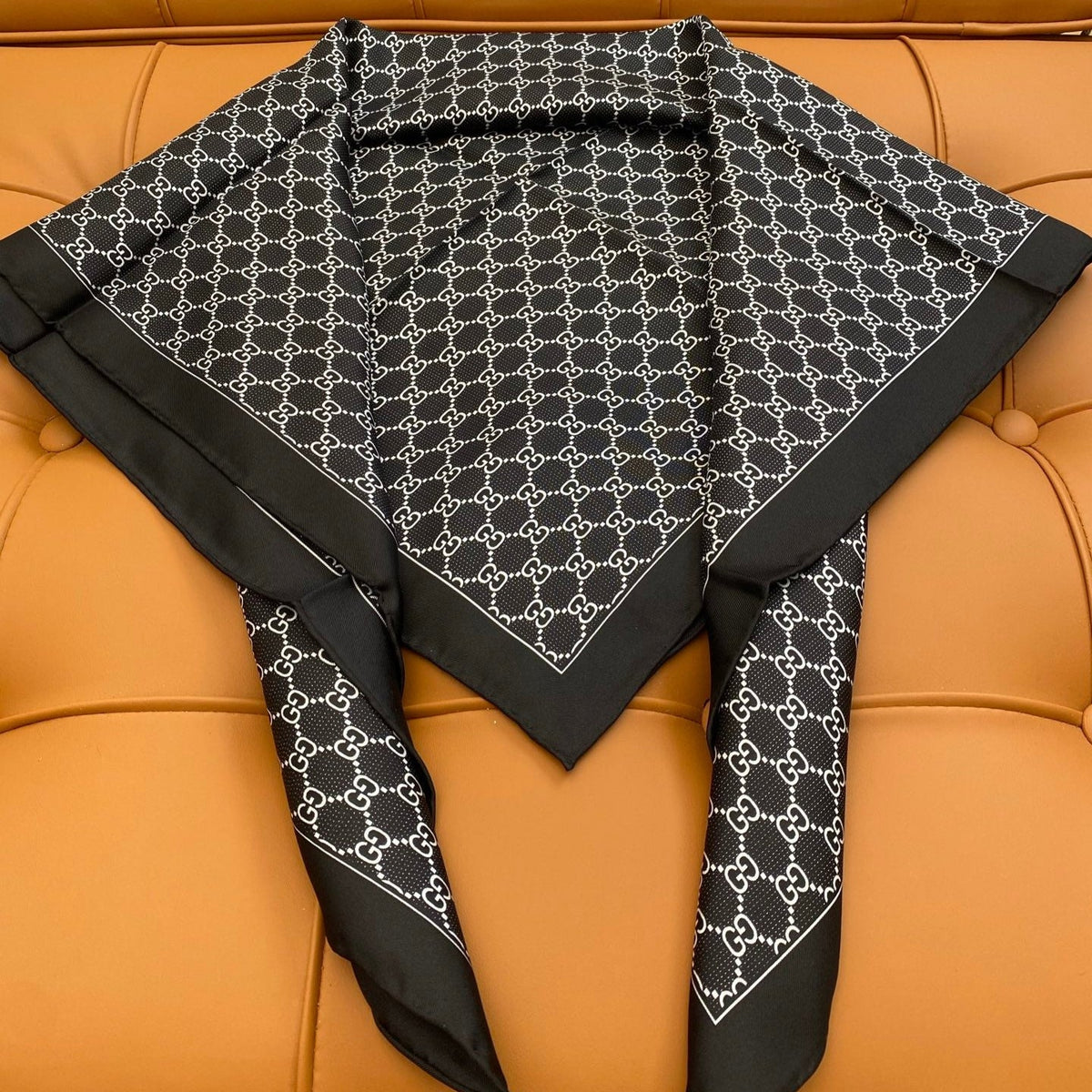 GUCCI 25S SCARF 90 IN SILK 709696