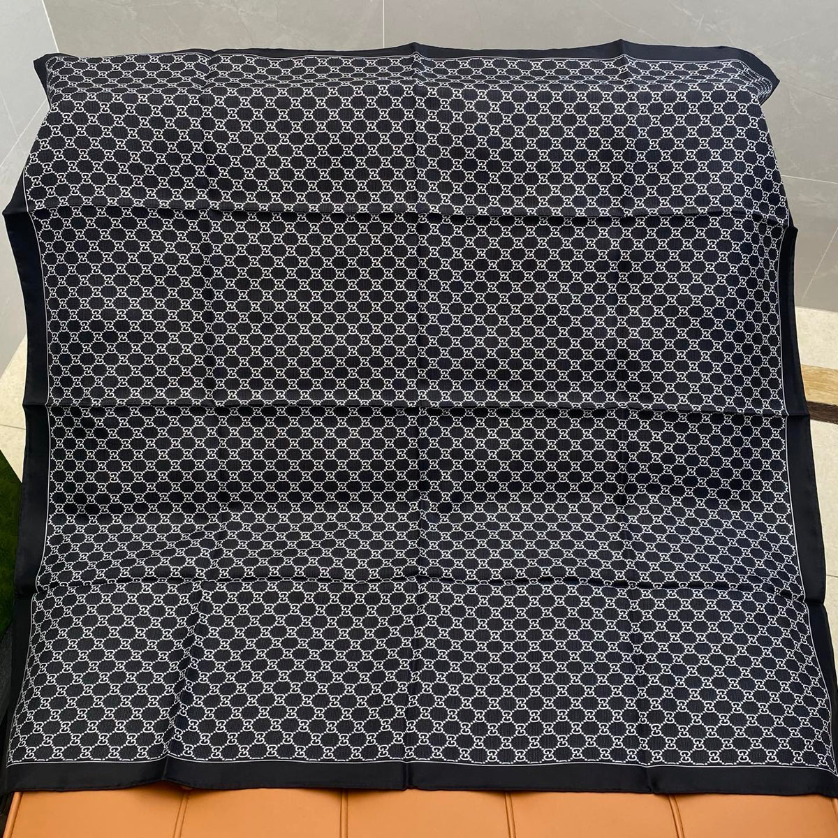 GUCCI 25S SCARF 90 IN SILK 709696