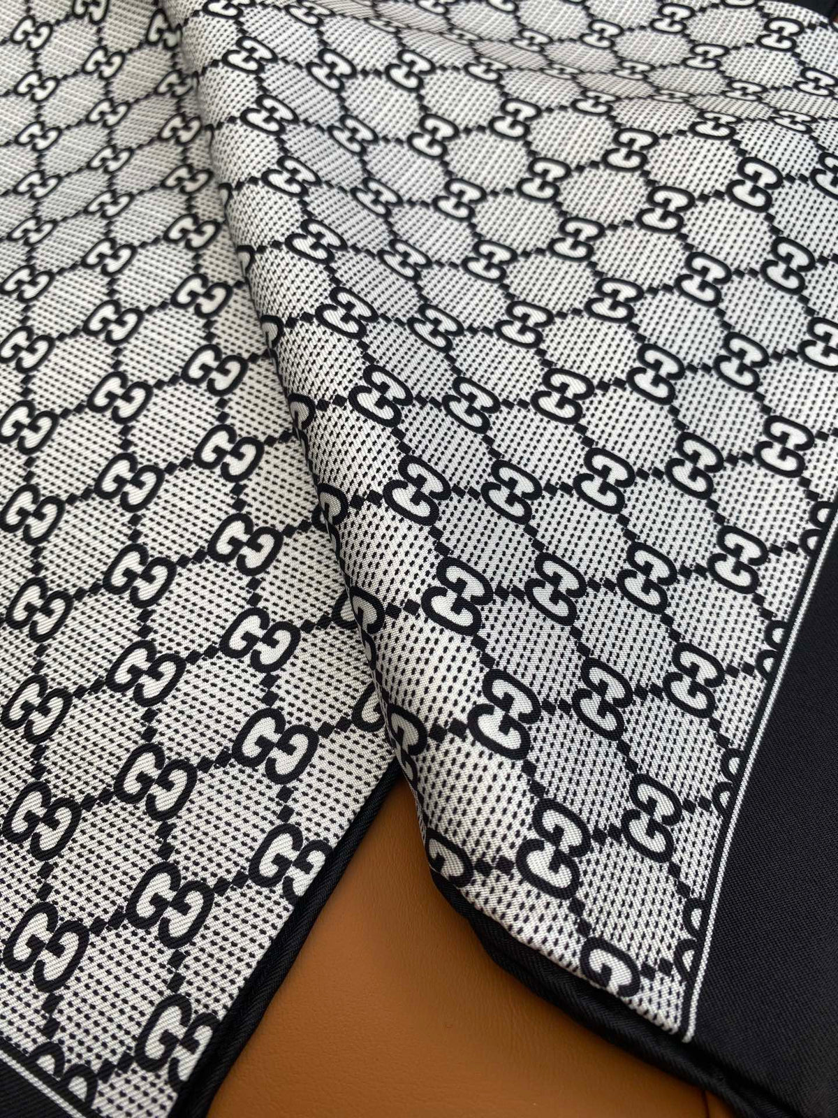GUCCI 25S SCARF 90 IN SILK 709697