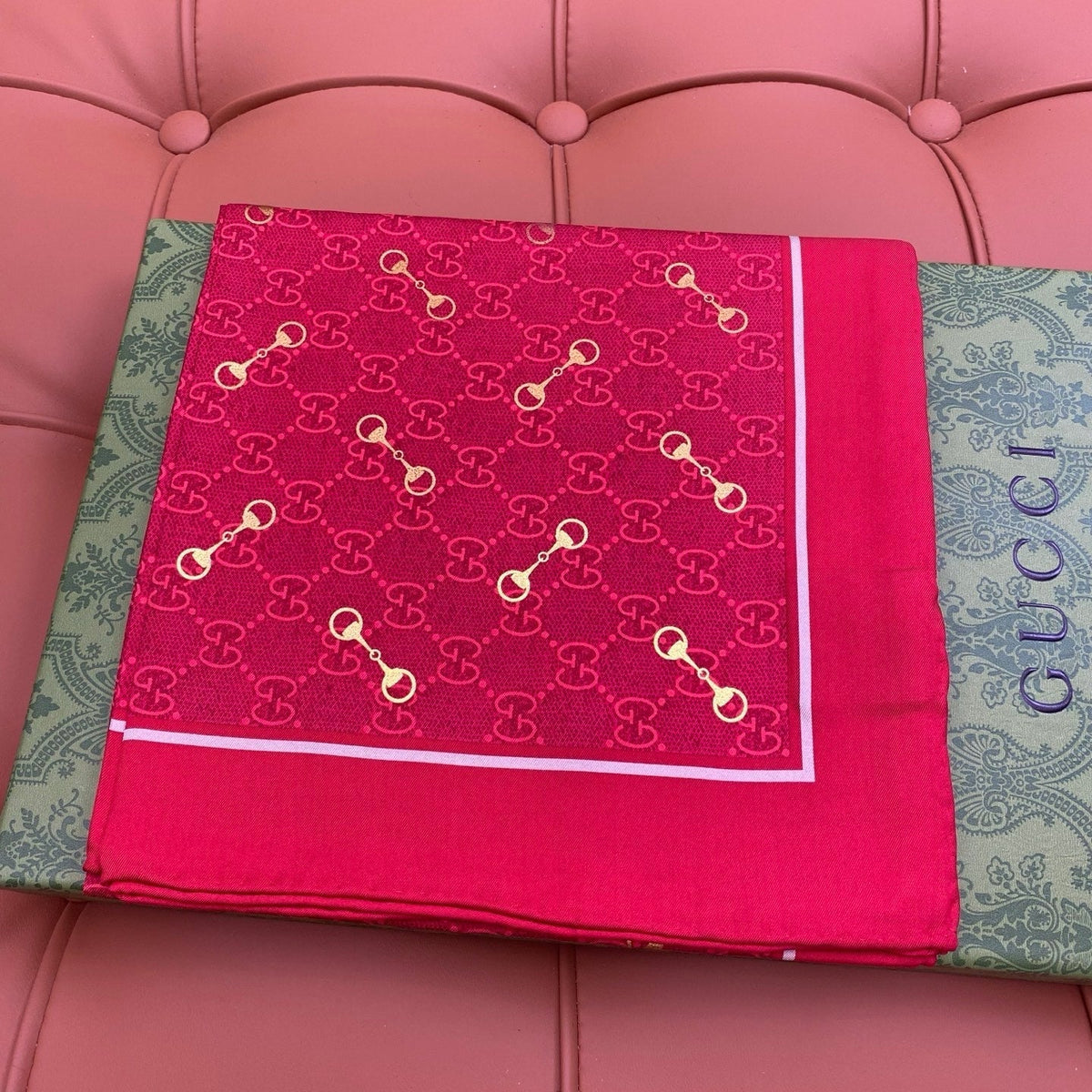 GUCCI 25S SCARF 90 IN SILK 718512