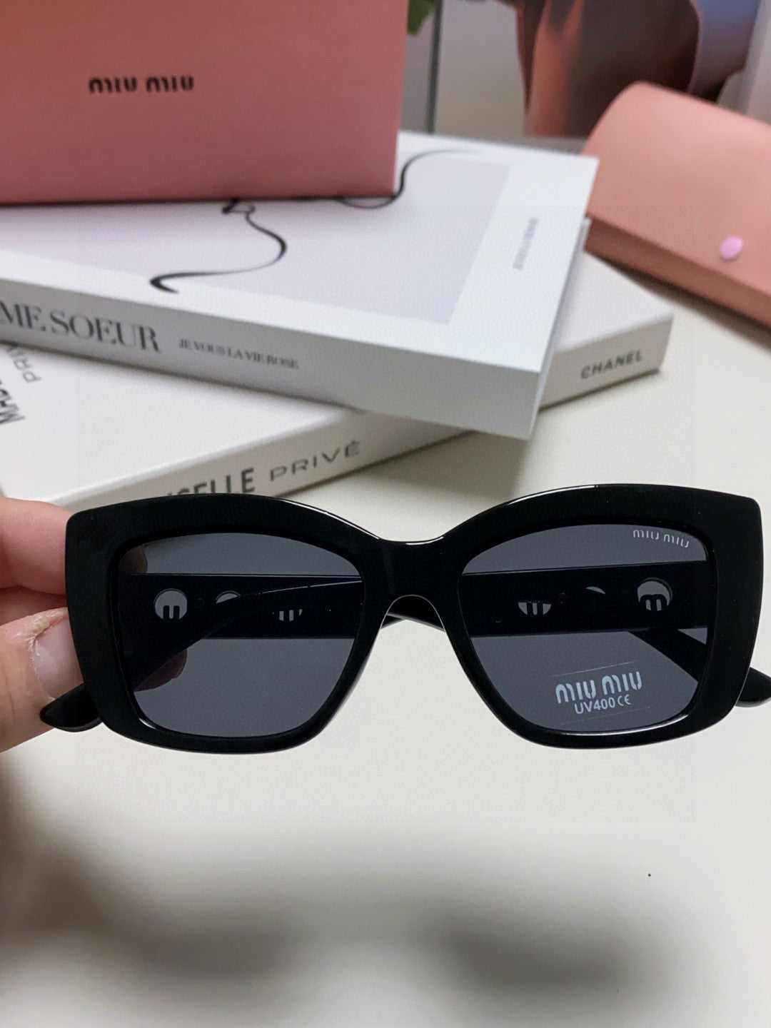 LOGO CAT EYE SUNGLASSES 513005 IN BLACK ACETATE
