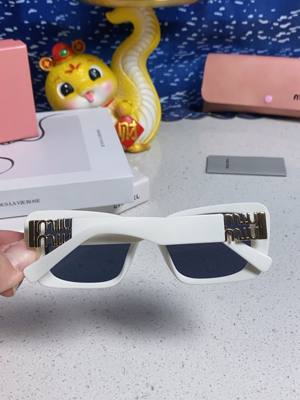 GLIMPSE SUNGLASSES 558346 IN WHITE ACETATE GOLD EMBOSSED LOGO