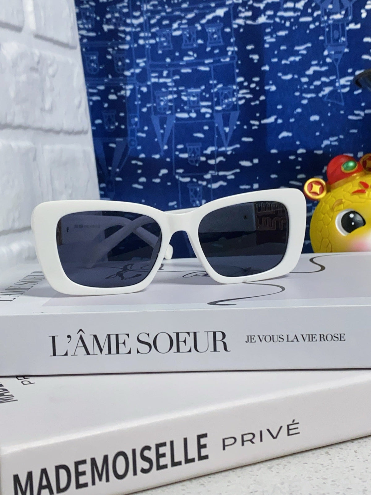 GLIMPSE SUNGLASSES 558346 IN WHITE ACETATE GOLD EMBOSSED LOGO