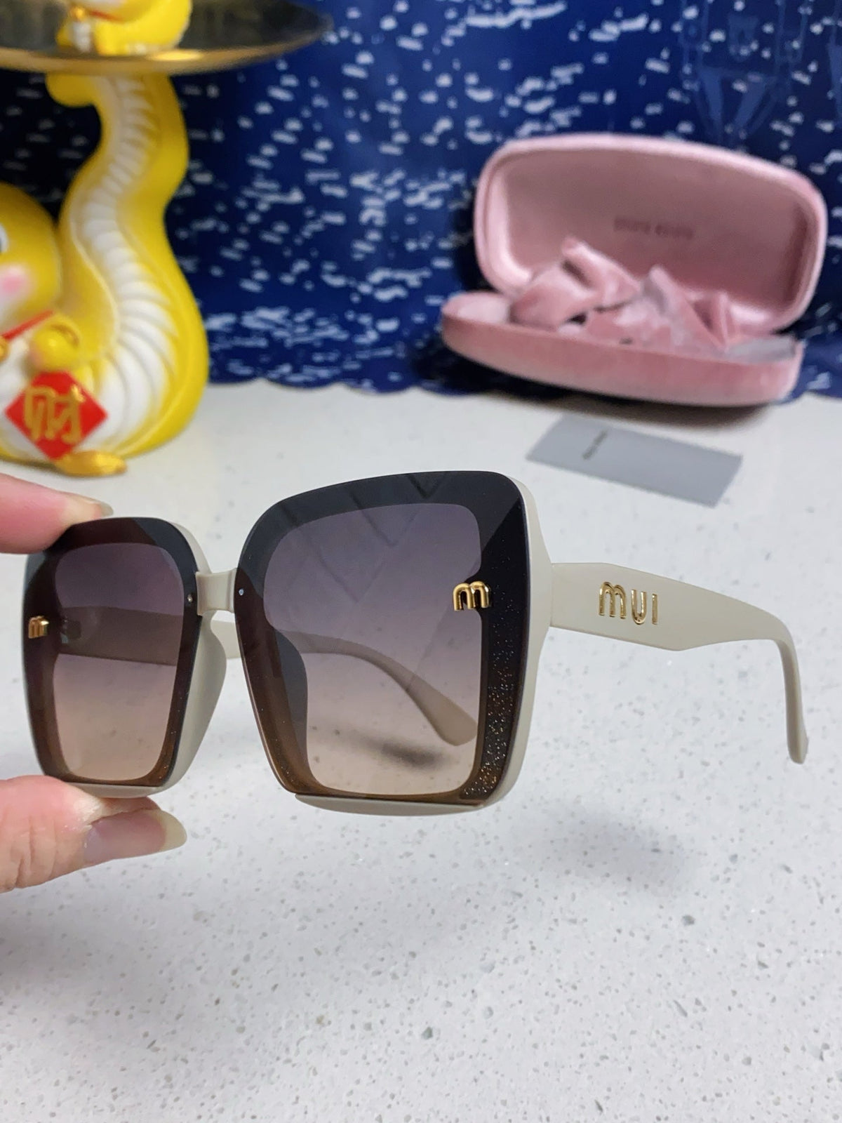 RUNWAY SQUARE SUNGLASSES 563196 IN BEIGE ACETATE