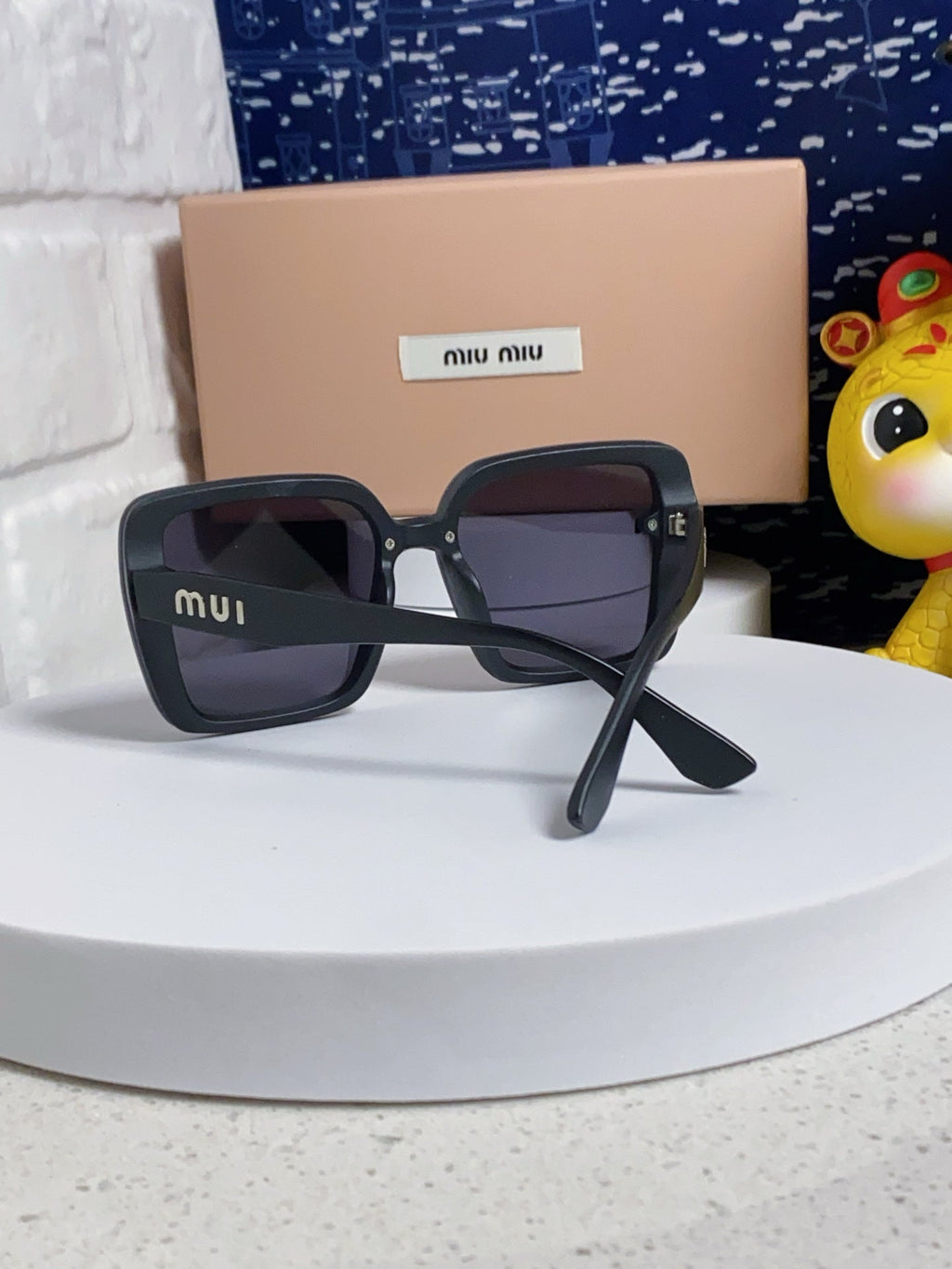 RUNWAY SQUARE SUNGLASSES 563199 IN ACETATE
