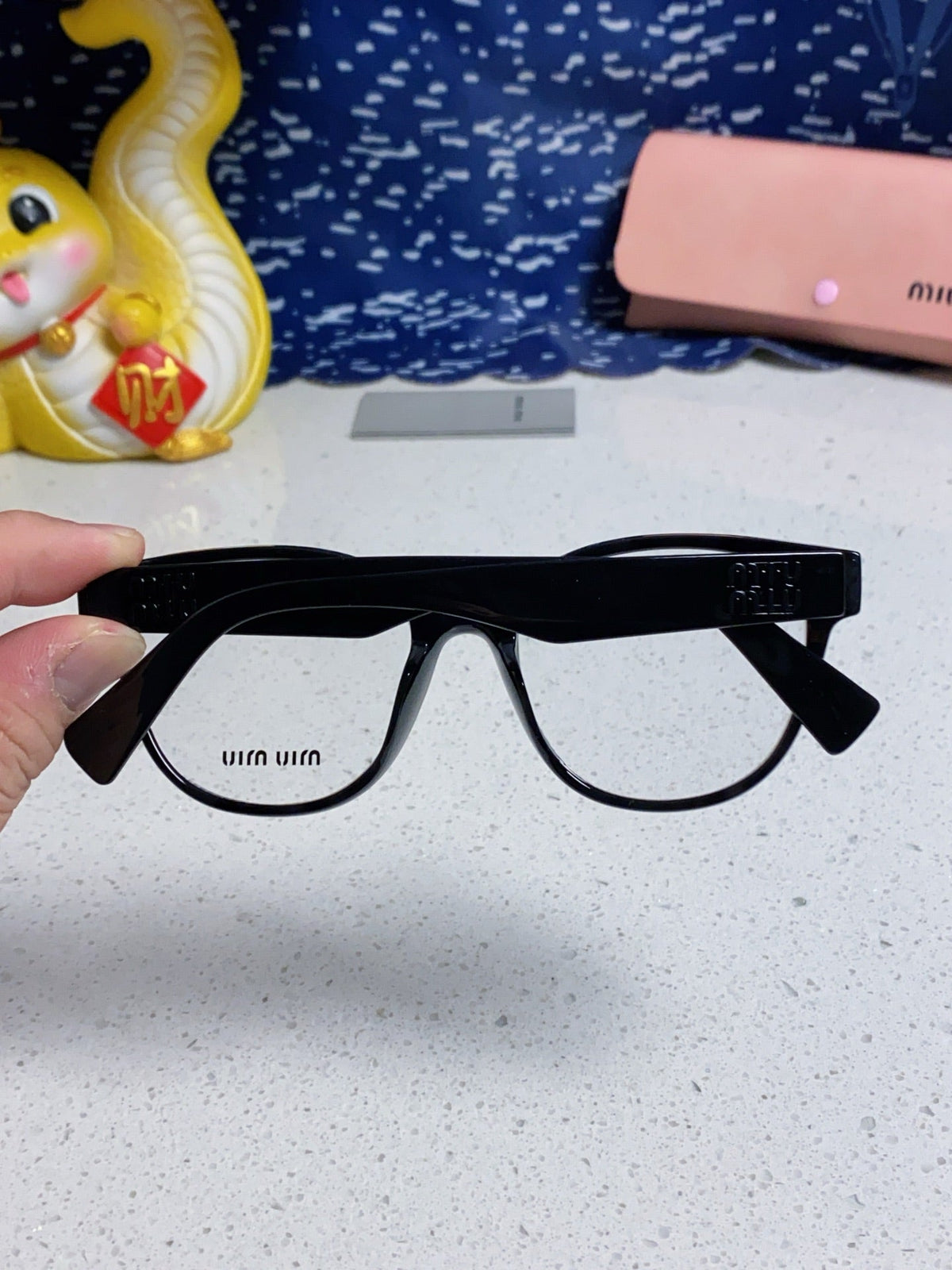 RUNWAY SUNGLASSES 567509 IN BLACK ACETATE BLACK LOGO