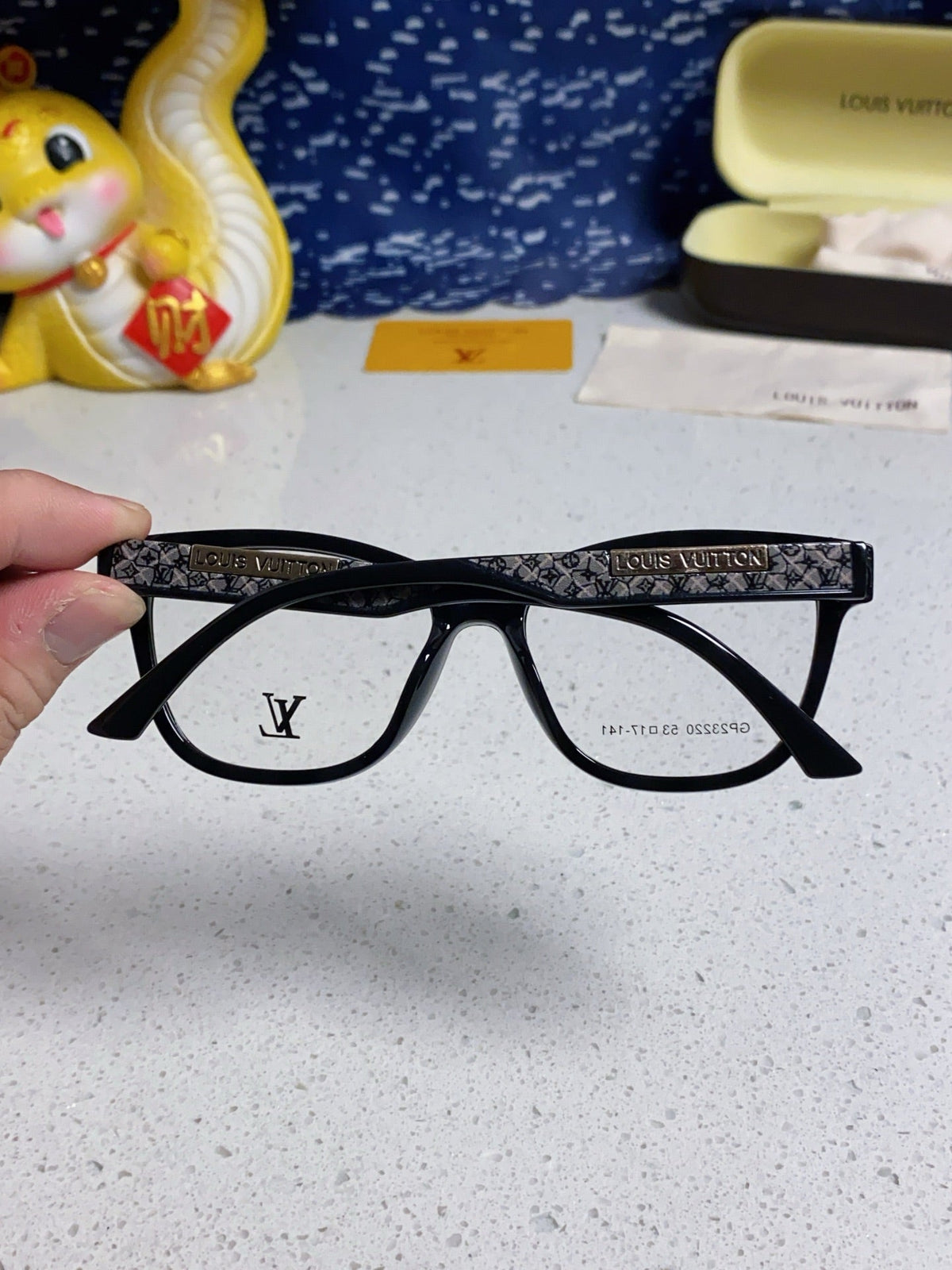 LOUIS VUITTON CAT EYE SUNGLASSES 570280 IN BLACK ACETATE EMBOSSED LOGO