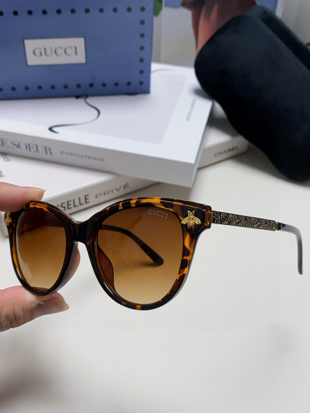 BEE EMBELLISHED BUTTERFLY FRAME SUNGLASSES 570242 IN ACETATE