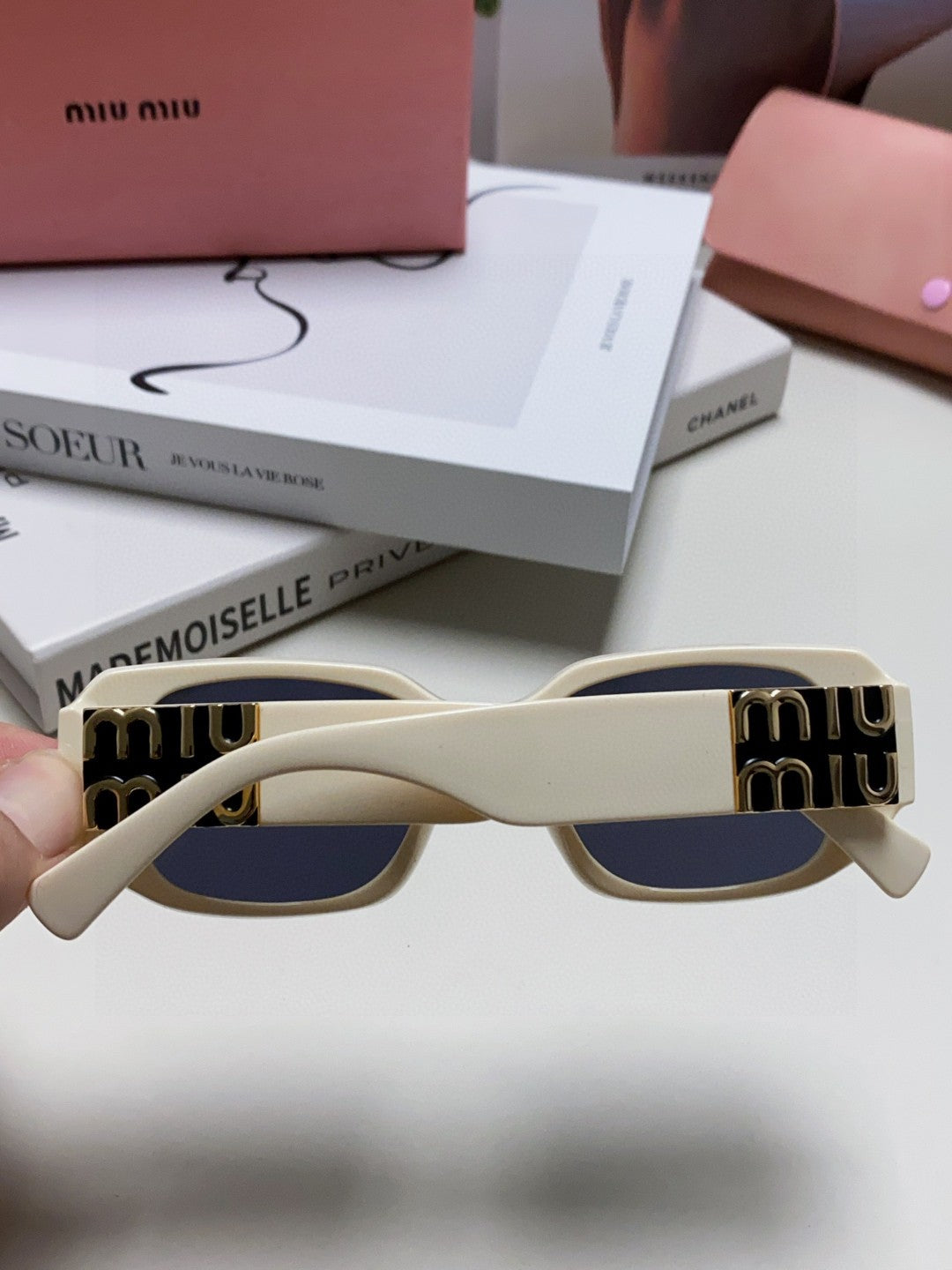 GLIMPSE SUNGLASSES 576819 IN WHITE ACETATE