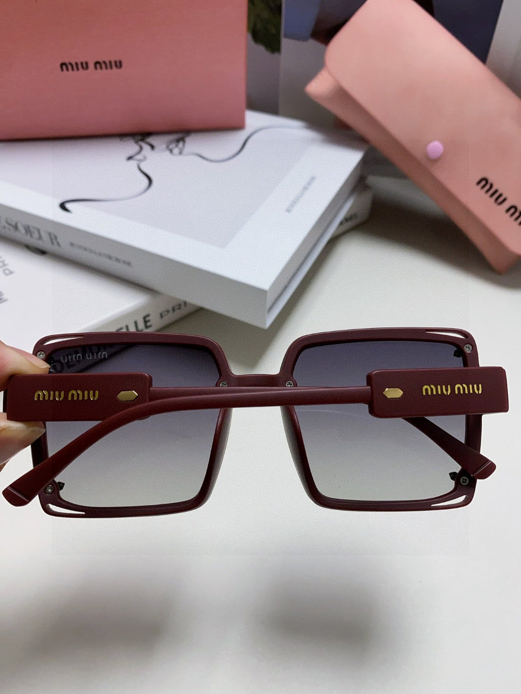 RUNWAY SQUARE SUNGLASSES 576823 IN ACETATE
