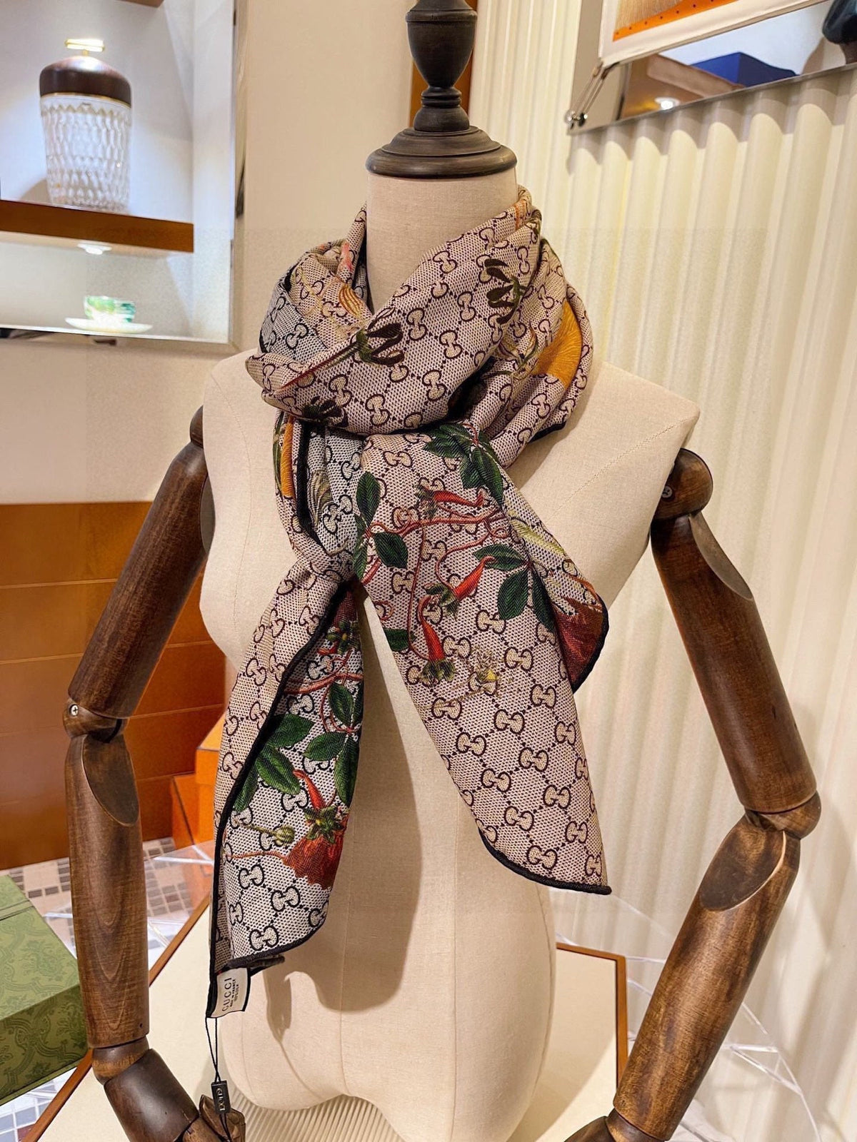 GUCCI 25S SCARF 180 IN CASHMERE 738505
