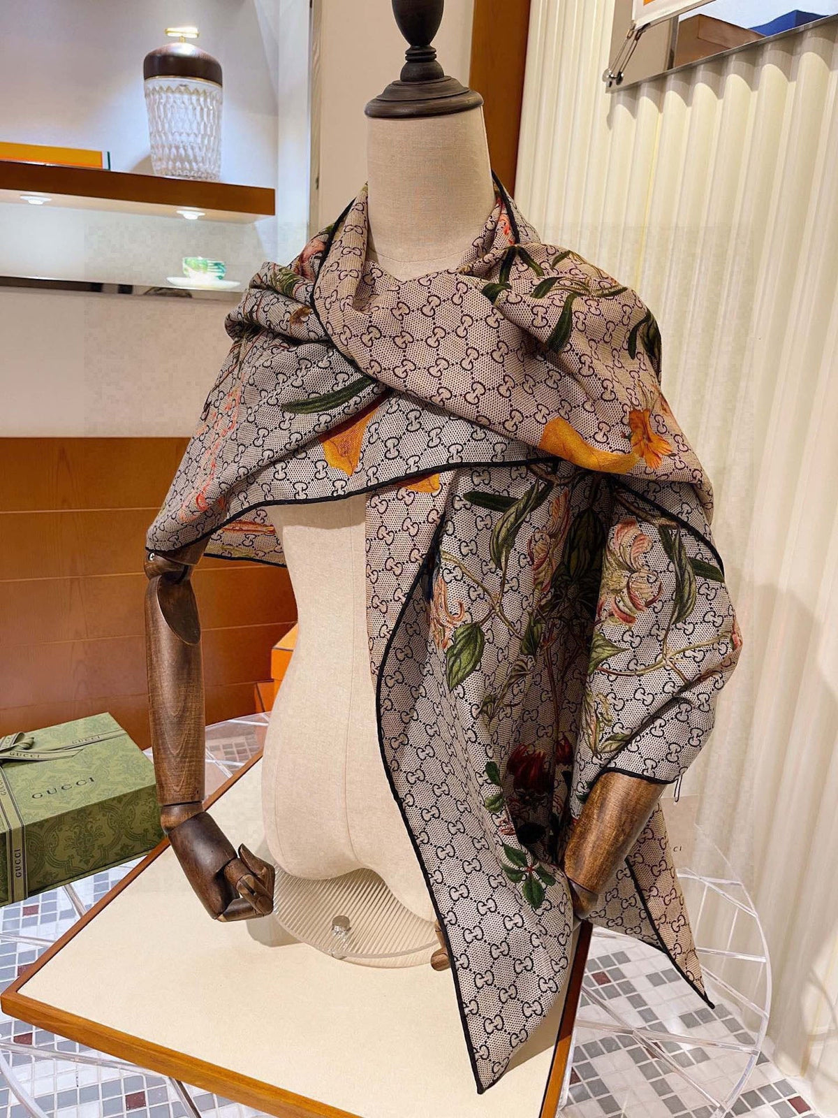 GUCCI 25S SCARF 180 IN CASHMERE 738505