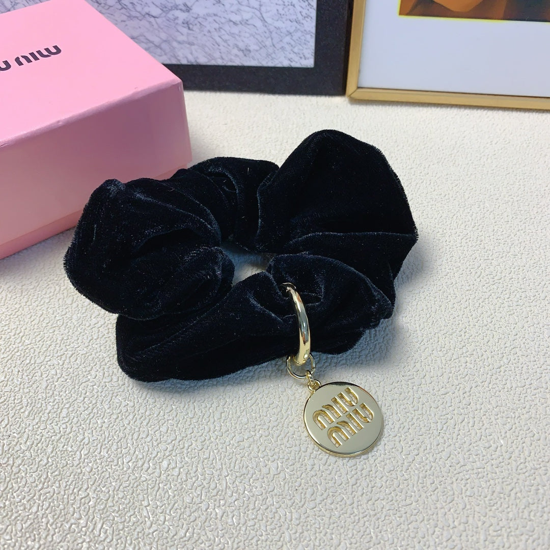 BLACK VELVET SCRUNCHIE ATTACHED GOLD TAG LOGO 136818
